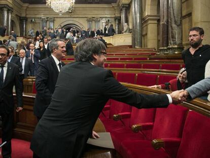 Puigdemont saluda Joan Coscubiela (Catalunya Sí que es Pot) al Parlament.