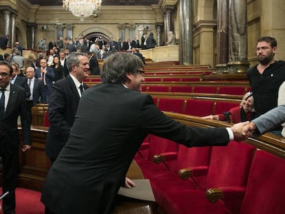 Puigdemont saluda Joan Coscubiela (Catalunya s&iacute; que es Pot) en el Parlament.