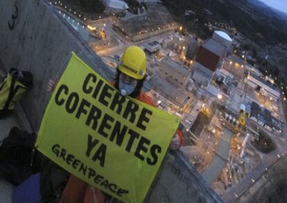 Un activista de Greenpeace muestra una pancarta en el complejo de la central de Cofrentes