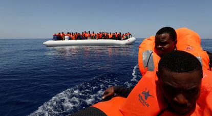 Migrantes subsaharianos durante una operaci&oacute;n de rescate en el Mediterr&aacute;neo Central la semana pasada. 