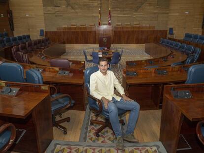 El diputado socialista de la Asamblea Javier Guardiola, en el hemiciclo.