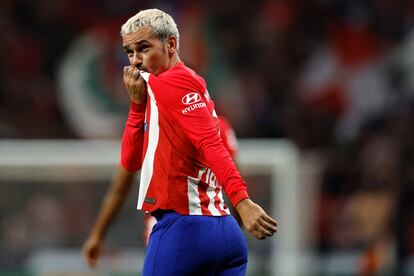 Griezmann celebra, besándose el escudo, el segundo gol de su equipo.