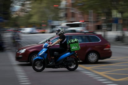 Un repartidor de Uber Eats, el pasado septiembre en Barcelona. 