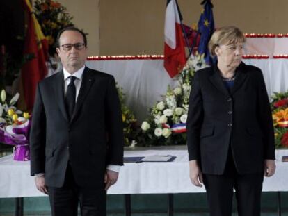 El presidente del Gobierno español, Mariano Rajoy (d), la canciller alemana, Angela Merkel (c) y el presidente francés, François Hollande (i).