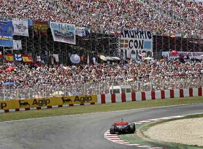 Abarrotadas gradas del circuito de Montmeló durante la carrera de ayer.