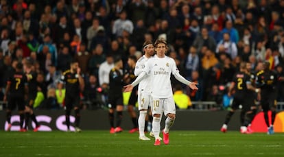 Luka Modric y Sergio Ramos, tras el segundo gol del Manchester City, este miércoles.