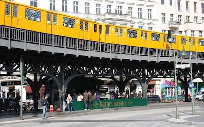 Hamburguesería Burgermeister, en Berlín, ubicada en un antiguo lavabo público, ya centenario, bajo las vías elevadas del U-Bahn.