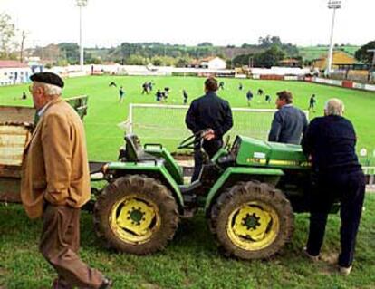 Vecinos de Luanco contemplan el entrenamiento del Marino.