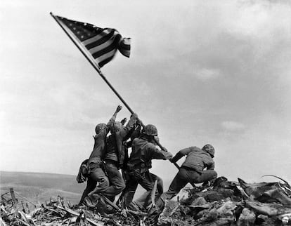 Una de las fotos más difundidas y representativas de la II Guerra Mundial, que muestra a marines plantando la bandera de Estados Unidos tras la toma de la isla de Iwo Jima, una victoria clave en el frente del Pacífico. Joe Rosenthal, autor de la fotografía, fue galardonado con el premio Pulitzer por la imagen.