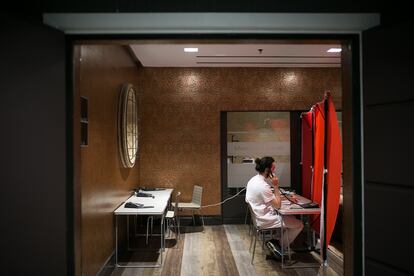 Un sanitario, en el hotel medicalizado Plaza de Barcelona, el pasado 14 de abril.