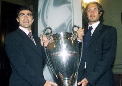 Sanchís, capitán del Madrid, y Maldini, del Milan, posan con el trofeo de la Liga de Campeones.