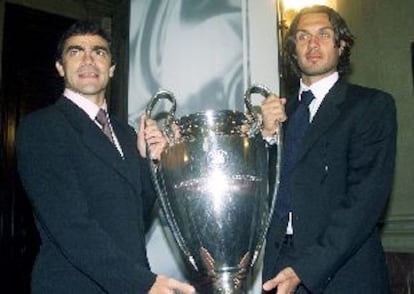 Sanchís, capitán del Madrid, y Maldini, del Milan, posan con el trofeo de la Liga de Campeones.