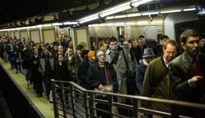 Usuários enfrentam longas filas na linha Metro-North, sentido Manhattan.