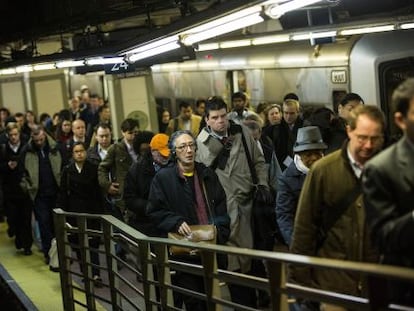Usuários enfrentam longas filas na linha Metro-North, sentido Manhattan.