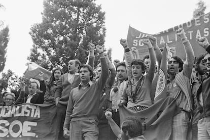 Felipe González y otros miembros del PSOE durante una manifestación ilegal por 1 de mayo, en 1977, en Madrid.