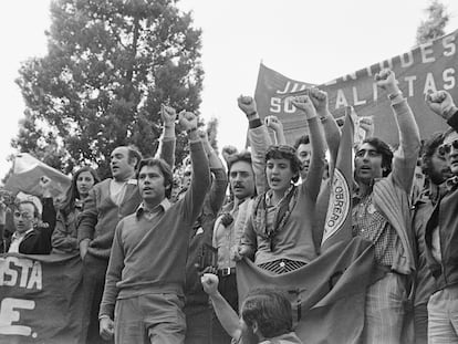 Felipe González y otros miembros del PSOE durante una manifestación ilegal por 1 de mayo, en 1977, en Madrid.