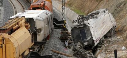 Restos del tren accidentado el pasado mi&eacute;rcoles en Santiago.