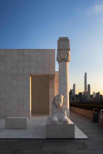 Un museo: Egipto en el Met Columnas hathóricas y esfinges con rostros de personas negras custodian el templo egipcio que se puede visitar hasta el 22 de octubre en la azotea del museo Met de Nueva York. Es obra de la artista afroamericana Lauren Halsey, un homenaje al barrio del sur de Los Ángeles donde nació y sigue trabajando. La instalación tiene 6,7 metros de altura y está decorada con grafitis callejeros a modo de jeroglíficos.