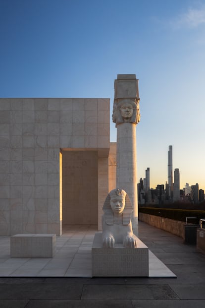 Un museo: Egipto en el Met Columnas hathóricas y esfinges con rostros de personas negras custodian el templo egipcio que se puede visitar hasta el 22 de octubre en la azotea del museo Met de Nueva York. Es obra de la artista afroamericana Lauren Halsey, un homenaje al barrio del sur de Los Ángeles donde nació y sigue trabajando. La instalación tiene 6,7 metros de altura y está decorada con grafitis callejeros a modo de jeroglíficos. 