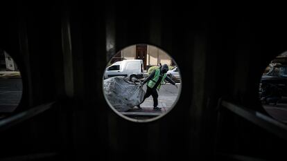 Catador de recicláveis carrega lixo em Buenos Aires, em 10 de julho.