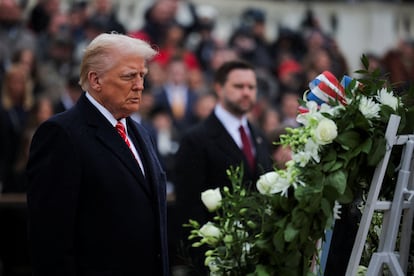 Trump durante la ceremonia en el Cementerio Nacional de Arlington, en Virginia, para rendir homenaje a los soldados caídos.