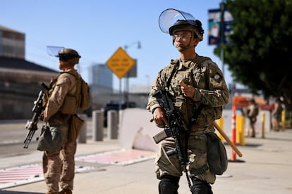 Un guardia Nacional y un marine en Los Ángeles