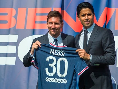 Lionel Messi (a la izquierda) y el presidente del PSG, Nasser Al-Khelaifi, posan con la camiseta, este miércoles.