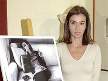 Carmen Posadas junto al cartel de su nueva obra: <i>El buen sirviente</i>.