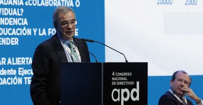 El presidente de la Fundaci&oacute;n Telef&oacute;nica, C&eacute;sar Alierta, durante su intervenci&oacute;n hoy en la primera jornada del 4&ordm; Congreso Nacional de Directivos organizado por la Asociaci&oacute;n para el Progreso de la Direcci&oacute;n (APD), donde ha afirmado que Espa&ntilde;a en 2020 tendr&aacute; un d&eacute;ficit de 3 millones de j&oacute;venes con formaci&oacute;n digital y ha criticado que las universidades espa&ntilde;olas no se adapten a los nuevos entornos en los que las tecnolog&iacute;as juegan un papel &quot;importante&quot;.