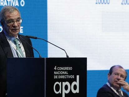 El presidente de la Fundaci&oacute;n Telef&oacute;nica, C&eacute;sar Alierta, durante su intervenci&oacute;n hoy en la primera jornada del 4&ordm; Congreso Nacional de Directivos organizado por la Asociaci&oacute;n para el Progreso de la Direcci&oacute;n (APD), donde ha afirmado que Espa&ntilde;a en 2020 tendr&aacute; un d&eacute;ficit de 3 millones de j&oacute;venes con formaci&oacute;n digital y ha criticado que las universidades espa&ntilde;olas no se adapten a los nuevos entornos en los que las tecnolog&iacute;as juegan un papel &quot;importante&quot;.