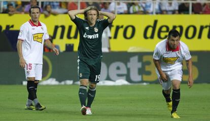 Modric se lamenta entre Trochowski y Medel.