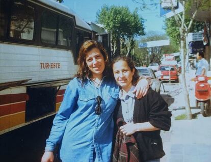 Silvia Fregueiro (derecha) con una amiga, en una de las últimas fotos tomadas a la joven.