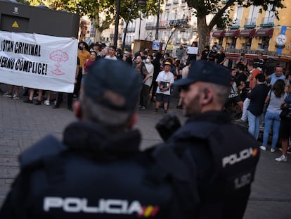 Policías controlan la manifestación contra la Cumbre de la OTAN celebrada el pasado miércoles en la plaza de Tirso de Molina, en Madrid.