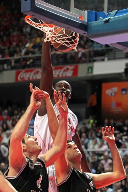 Pape sow machaca durante el partido ante el Bizkaia Bilbao.