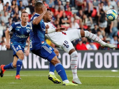 Neymar remata de chilena para marcar ante el Estrasburgo.