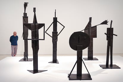 Un hombre observa el grupo de esculturas que componen la obra 'Los bañistas' en la exposición 'Picasso escultor. Materia y cuerpo', este lunes en el Museo Picasso de Málaga.