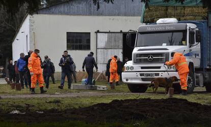 La polic&iacute;a allana la Gendarmer&iacute;a de Esquel en busca de rastros de Santiago Maldonado, desaparecido tras una protesta mapuche.