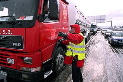 Un ertzaina da instrucciones a un camionero atascado por la nevada en la N-622, en el acceso a la A-68, en Álava.
Un vehículo intenta transitar por una carretera nevada en las afueras de Vitoria. La nieve caída sirvió también para que muchos jóvenes, como los tres fotografiados en Vitoria, se enzarzasen en batallas de bolas.