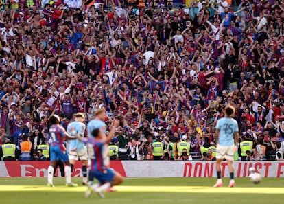 Los aficionados del Crystal Palace celebran el título de la FA Cup tras vencer al Manchester City.