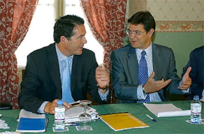 El ministro de Justicia, José María Michavila, conversa ayer con el secretario de Estado, Rafael Catalá.