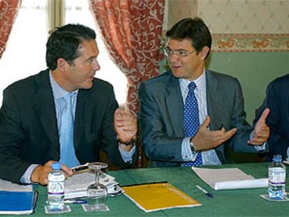 El ministro de Justicia, José María Michavila, conversa ayer con el secretario de Estado, Rafael Catalá.