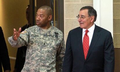 El Secretario de Defensa estadounidense Leon Panetta (dcha) con el general Dana Pittard durante su visita a Fort Bliss, Texas, este jueves.