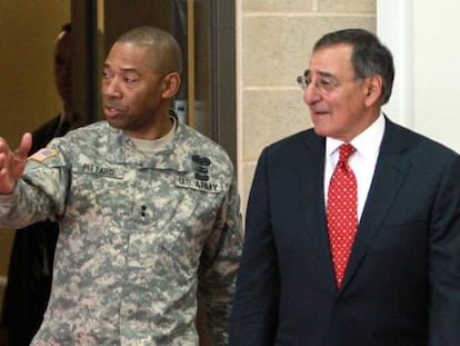 El Secretario de Defensa estadounidense Leon Panetta (dcha) con el general Dana Pittard durante su visita a Fort Bliss, Texas, este jueves.