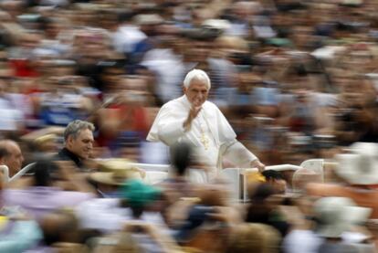 El Papa Benedicto XVI saluda a su llegada a la plaza de San Pedro en el Vaticano el pasado junio.