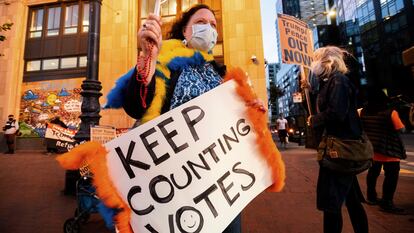 Una mujer protesta a favor del conteo de votos, en San Francisco.