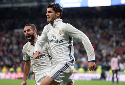 Morata y Carvajal celebran el 2 a 1 del Real Madrid.