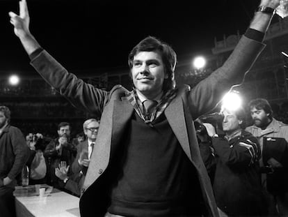Elecciones legislativas de octubre de 1982. Felipe González hace el signo de la victoria en un mitin en Zaragoza