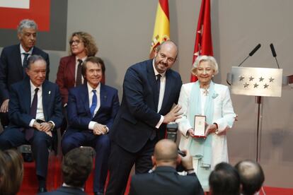 Antoñita viuda de Ruiz, peluquera y caracterizadora, recibe la Cruz de la Orden del Dos de Mayo.