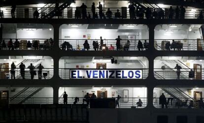 Refugiados sirios en el ferry 'Eleftherios Venizelos', que son trasladados al centro de Grecia desde el puerto de la isla helena de Kos.