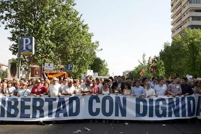 "Que el Gobierno pretenda negociar con ETA ha supuesto para nosotros una traición, no sólo a los muertos, sino también a todos los que nos encontramos hoy aquí", rezaba el manifiesto leído al final de la marcha.